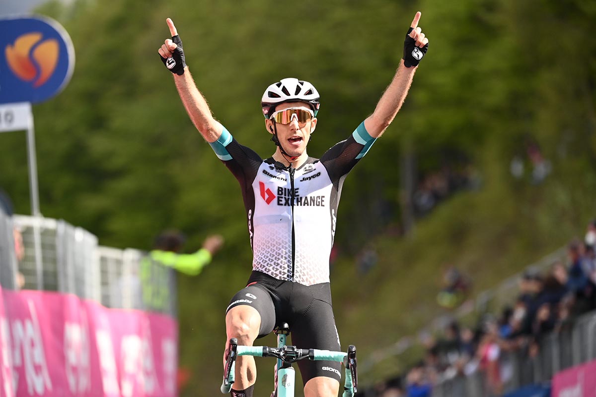 Simon Yates vince la tappa 19 del Giro d'Italia 2021 (foto LaPresse)