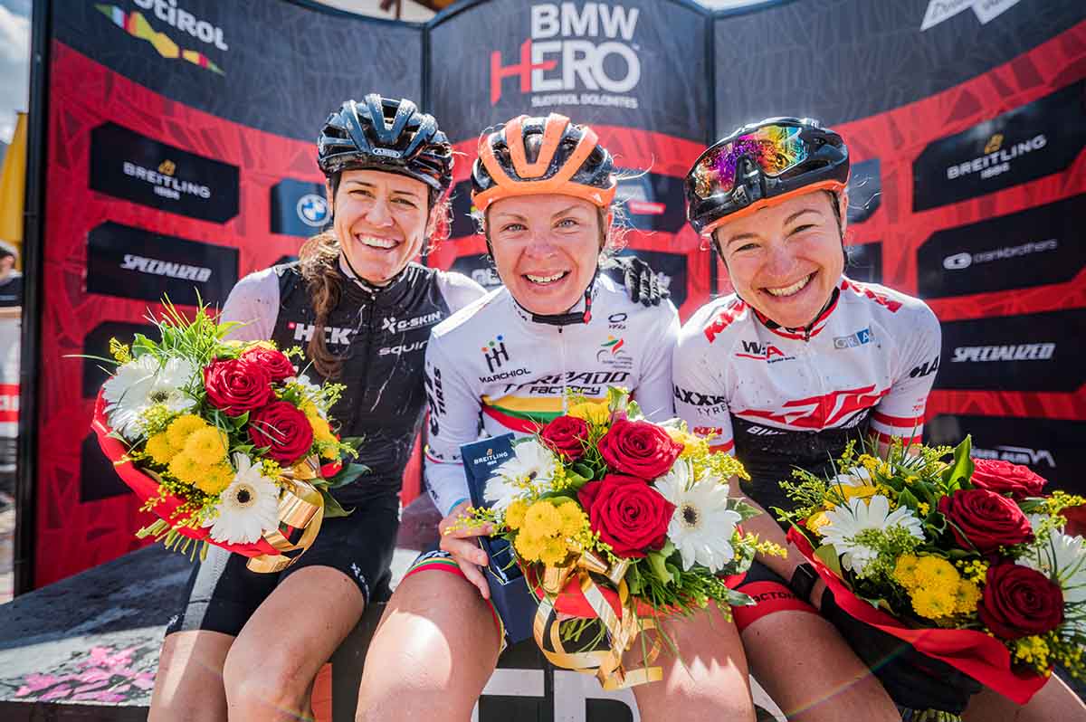 Il podio femminile della HERO Dolomites 2021 (foto ©wisthaler.com)