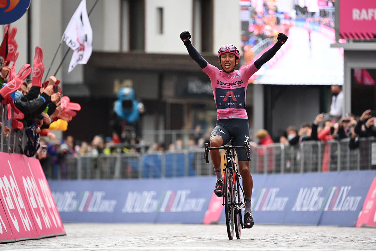 Egan Bernal vince a Cortina la tappa 16 del Giro d'Italia 2021 (foto LaPresse)