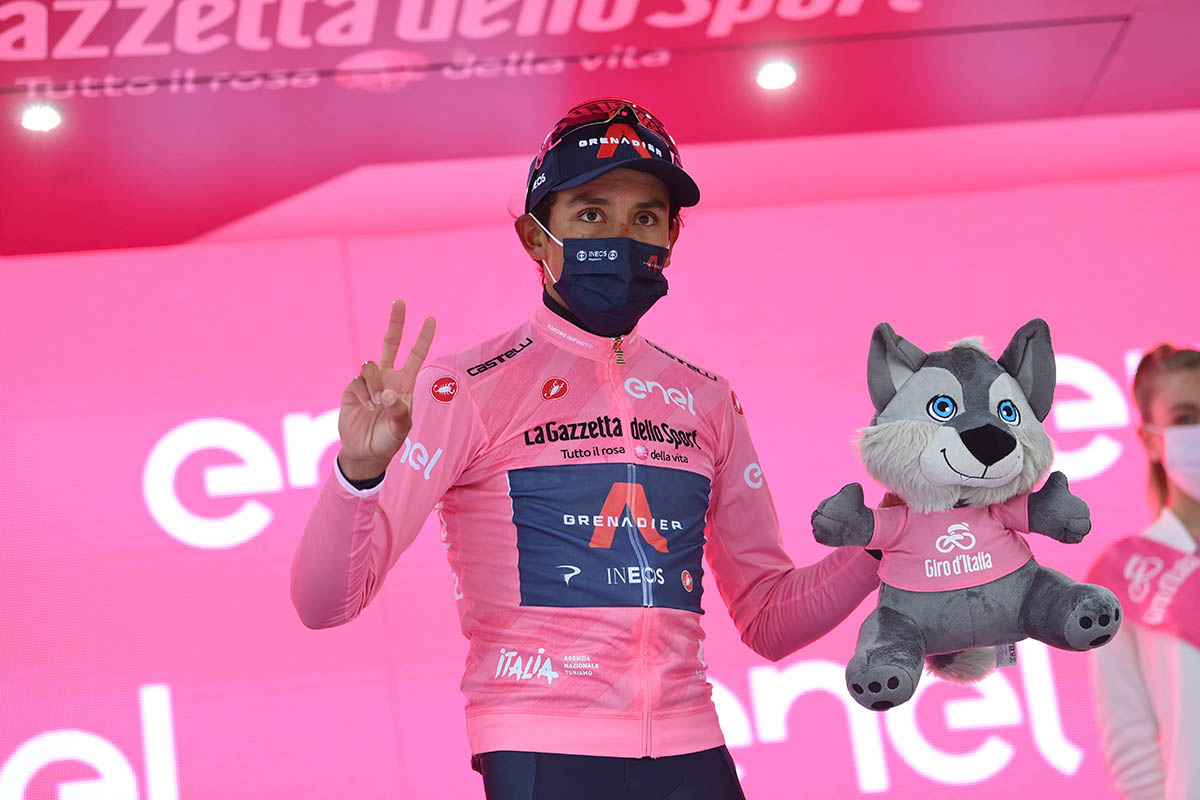 Egan Bernal si conferma maglia rosa al Giro d'Italia 2021 (foto LaPresse)