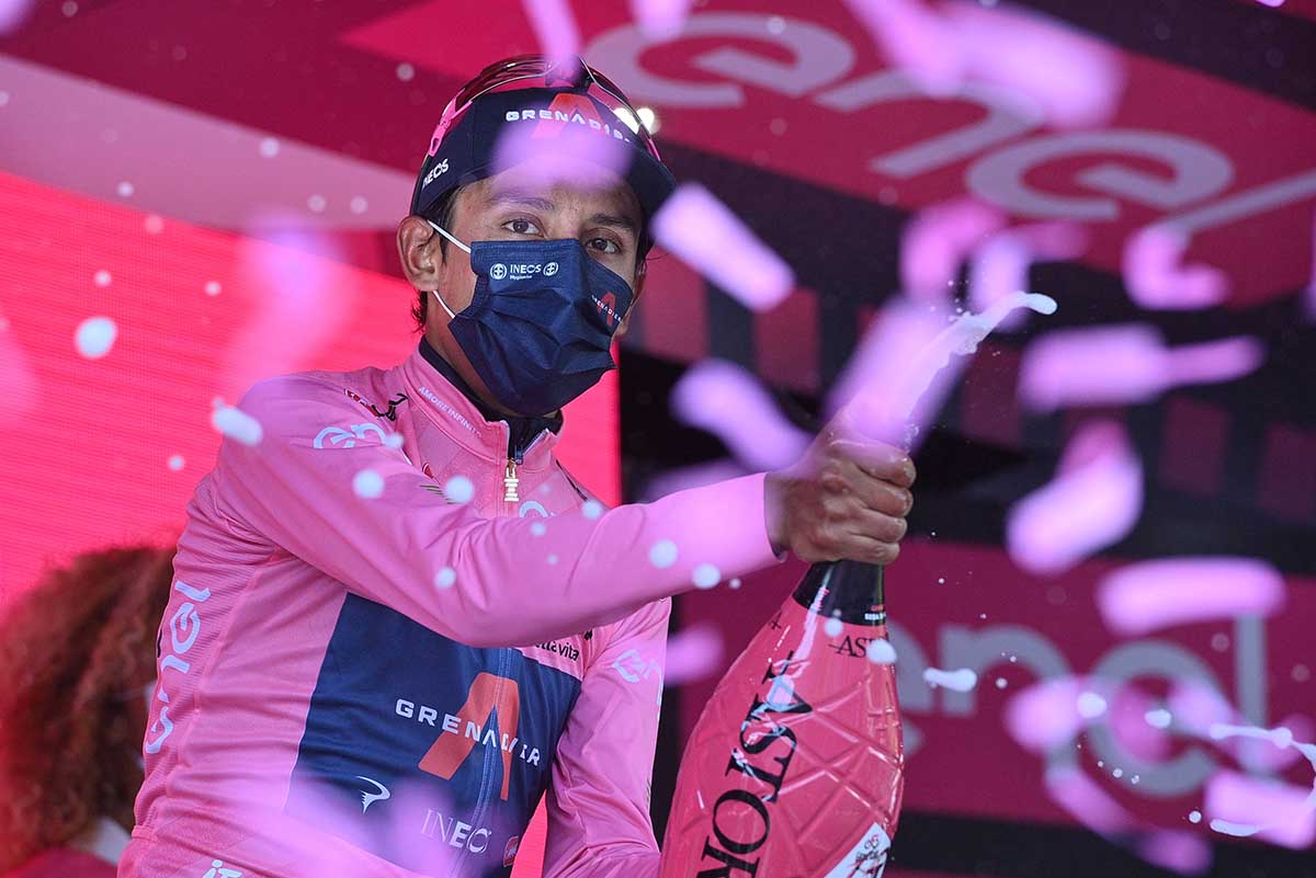 Egan Bernal si conferma maglia rosa al Giro d'Italia 2021 (foto LaPresse)