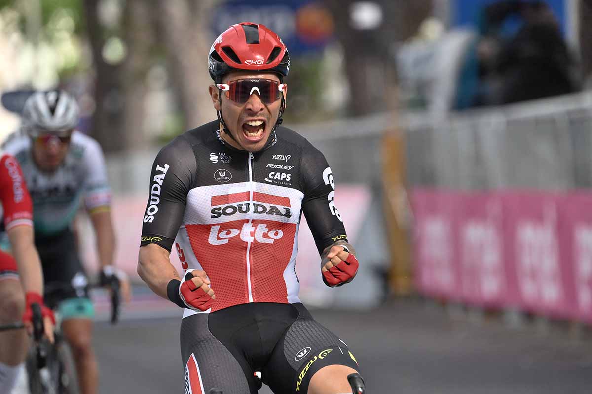Caleb Ewan vince la quinta tappa del Giro d'Italia 2021 a Cattolica (foto LaPresse)