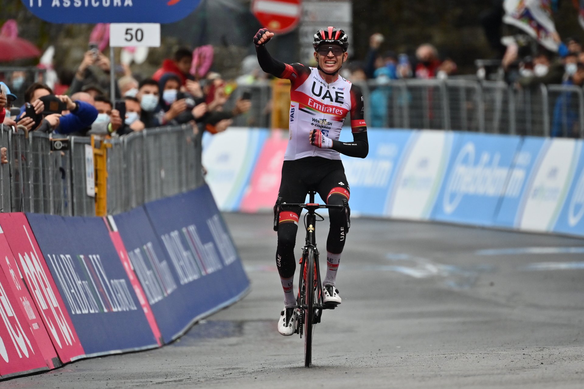 Joe Dombrowski vince la quarta tappa del Giro d'Italia 2021 a Sestola (foto La Presse)