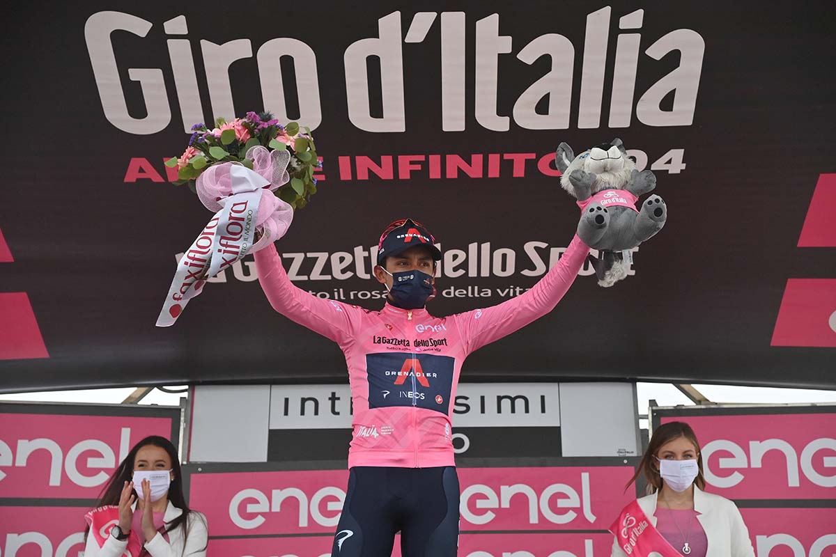 Egan Bernal si conferma maglia rosa al Giro d'Italia 2021 (foto LaPresse)