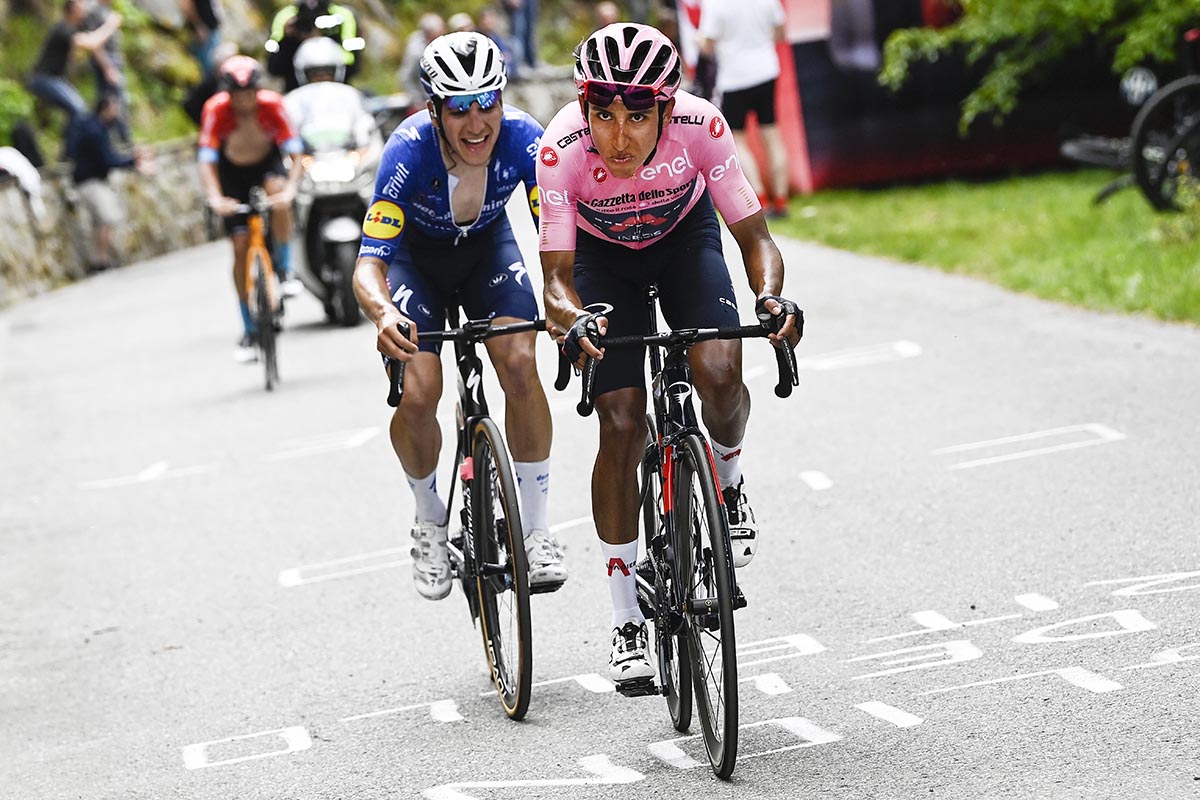 La maglia rosa Egan Bernal e Joao Almeida in azione (foto LaPresse)