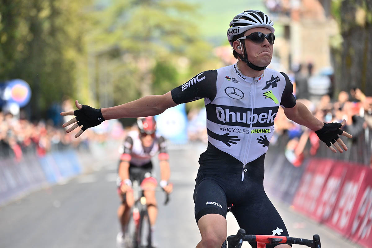 Mauro Schmid vince a Montalcino la tappa 11 del Giro d'Italia 2021