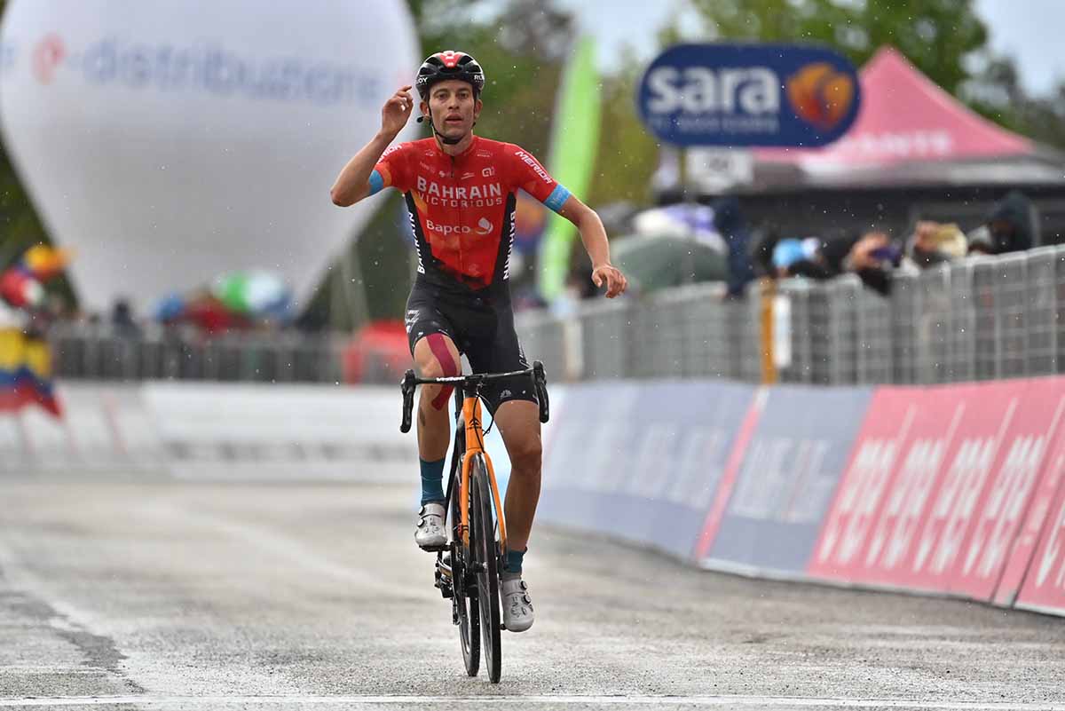 Gino Mäder vince ad Ascoli Piceno la sesta tappa del Giro d'Italia 2021 (foto LaPresse)
