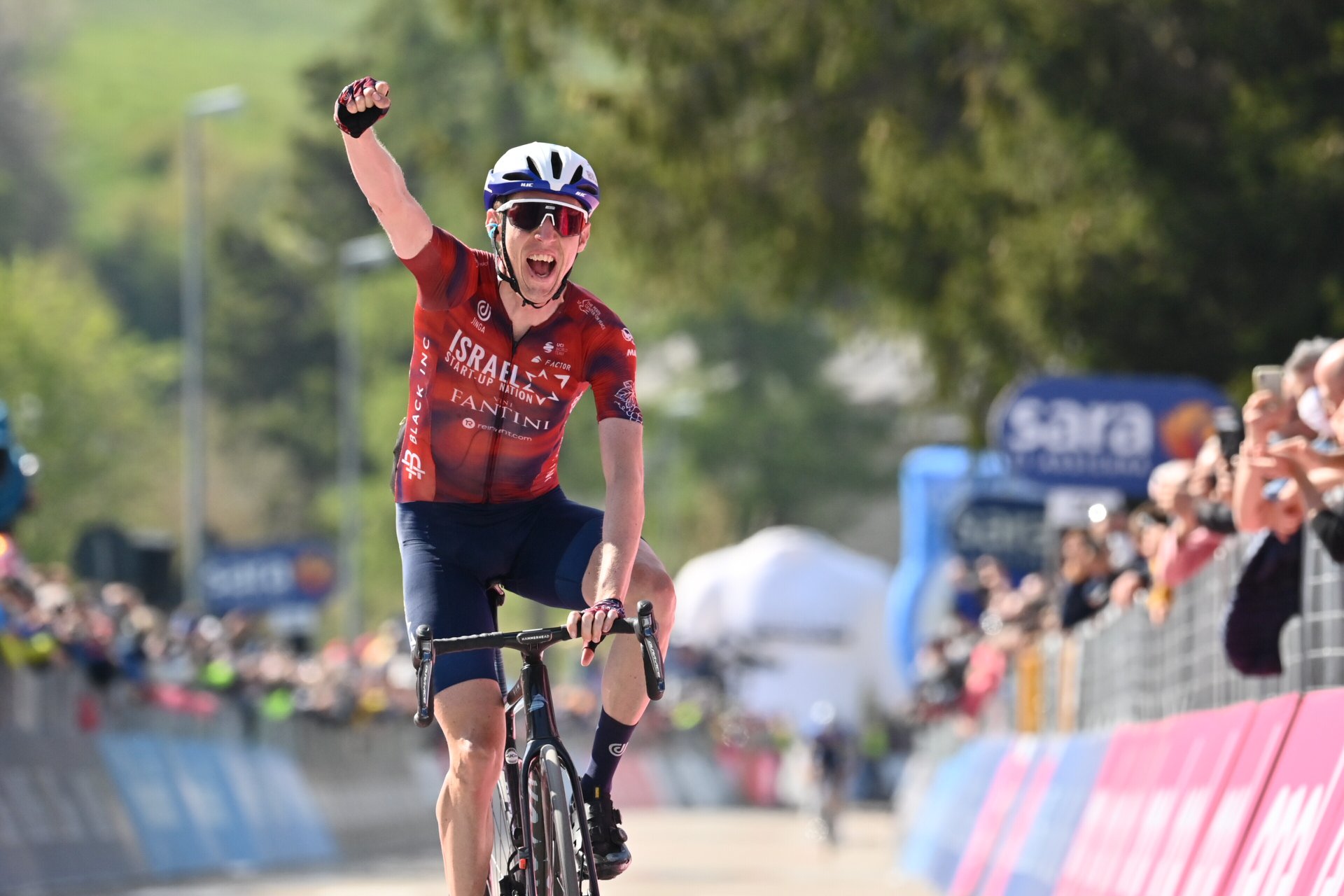 Dan Martin vince la tappa 17 del Giro d'Italia 2021 (foto LaPresse)
