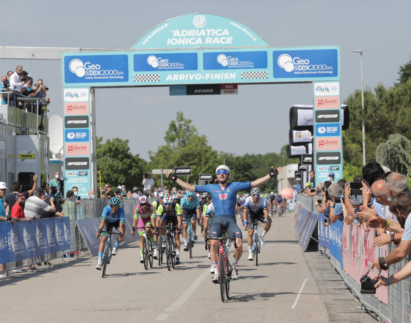 Elia Viviani vince la prima tappa dell'Adriatica Ionica Race 2021