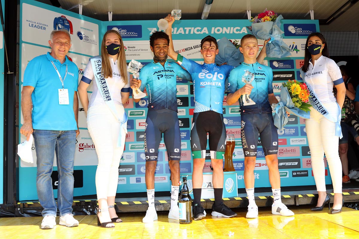 Il podio finale dell'Adriatica Ionica Race 2021 vinta da Lorenzo Fortunato (foto Photobicicailotto)