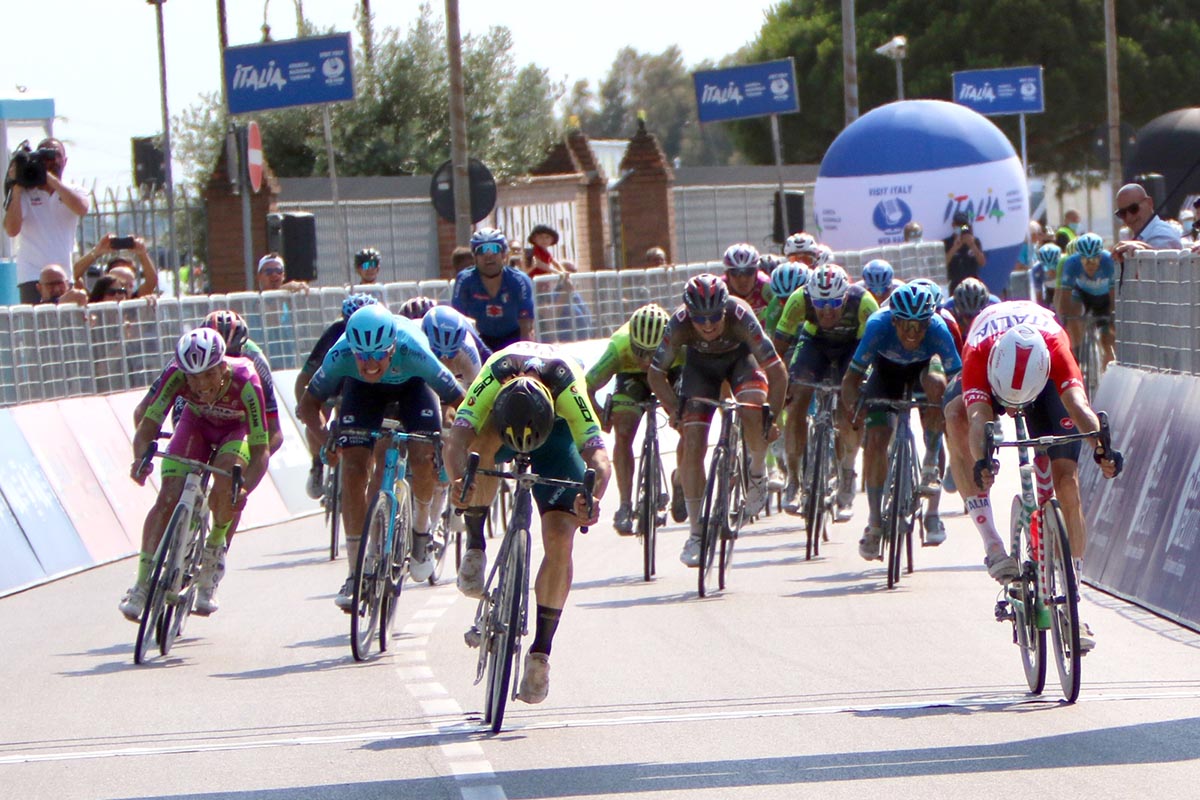 Elia Viviani batte Jakub Mareczko al fotofinish a Comacchio nell'ultima tappa dell'Adriatica Ionica Race 2021 (foto Photobicicailotto)