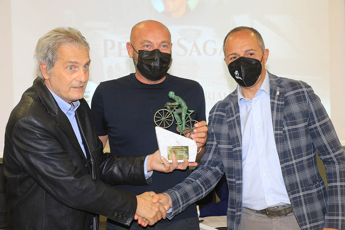 Giovanni Lombardi riceve il premio a nome di Peter Sagan (foto Fabiano Ghilardi)