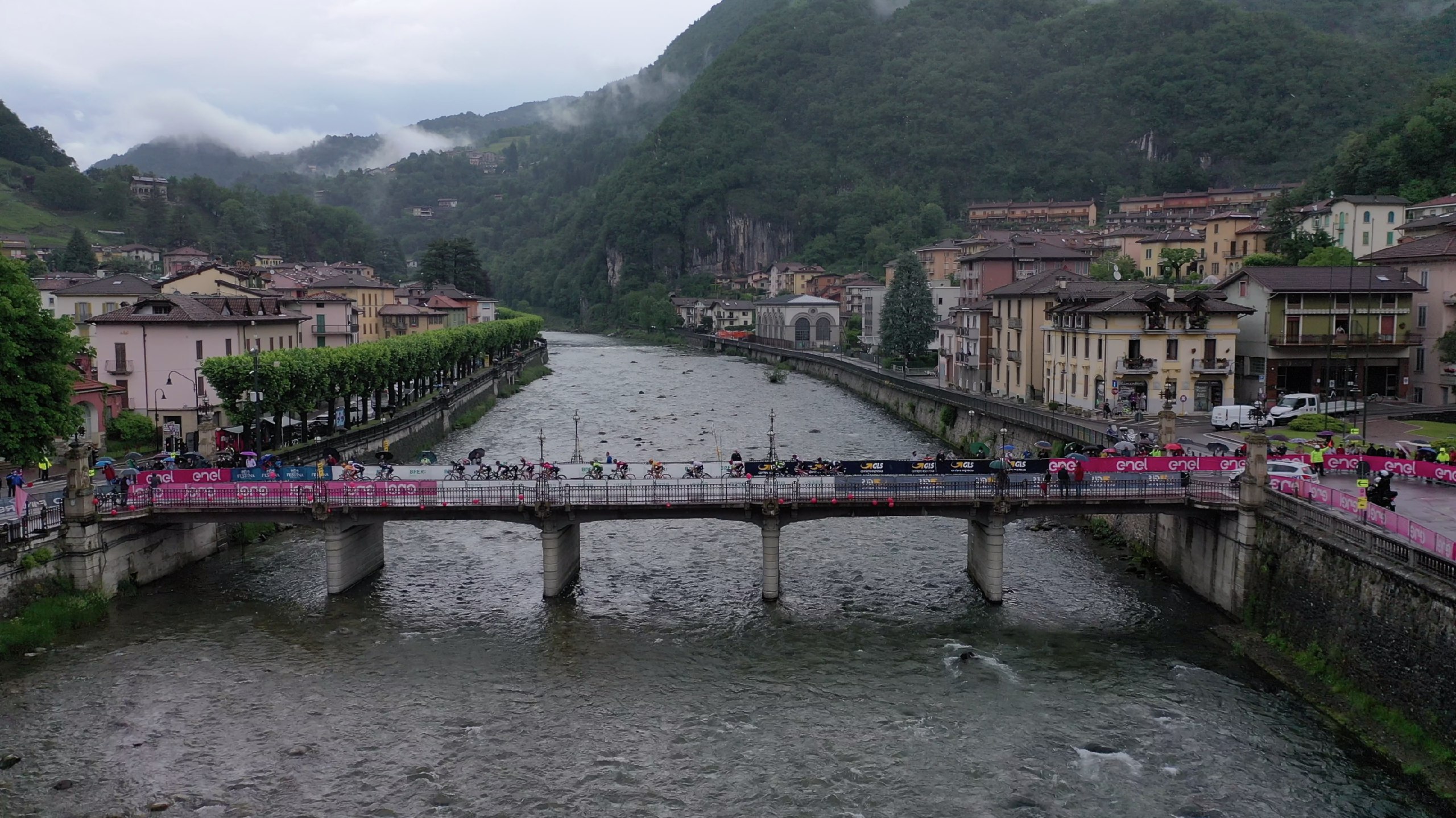 Passaggio del Giro d'Italia Under 23 sul ponte sul fiume Brembo a San Pellegrino Terme (foto IsolaPress)