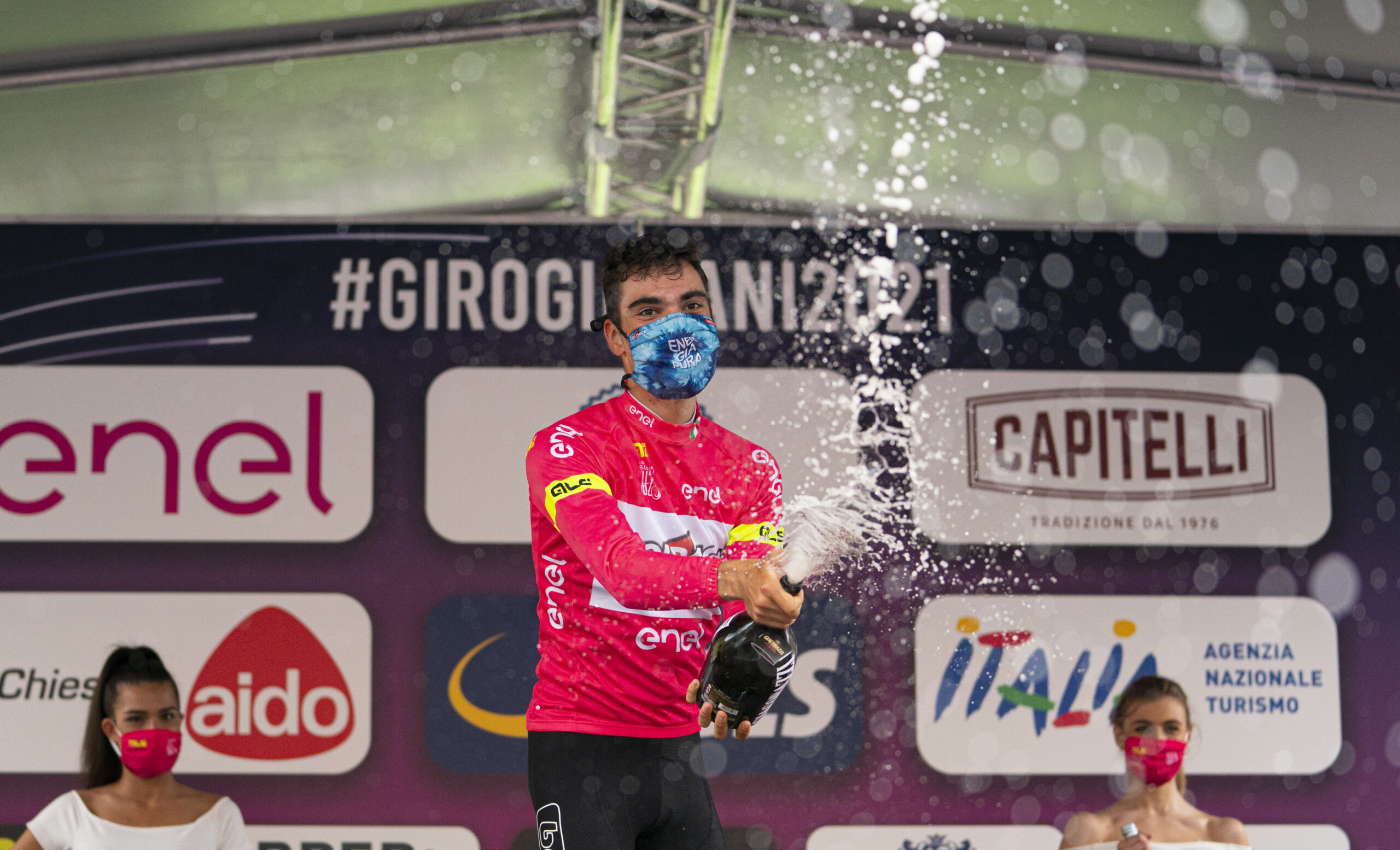 Juan Ayuso si conferma in maglia rosa a San Pellegrino Terme (foto Isolapress)