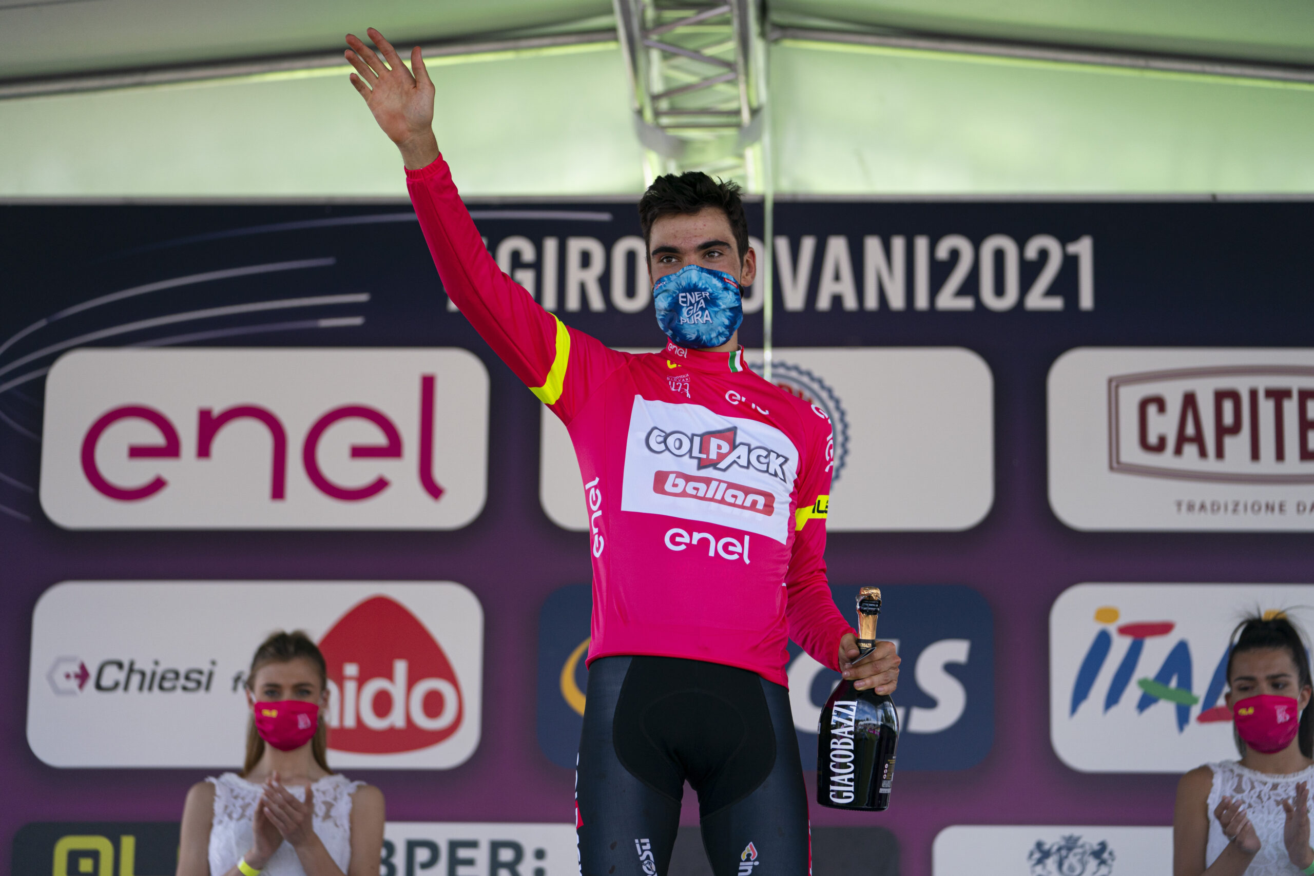 Juan Ayuso maglia rosa dopo l'ottava tappa del Giro d'Italia Under 23 2021 (foto Isolapress)