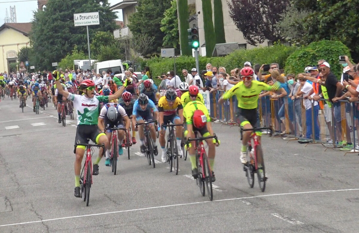 La volata con cui Francesco Guerino ha vinto a Osio Sotto