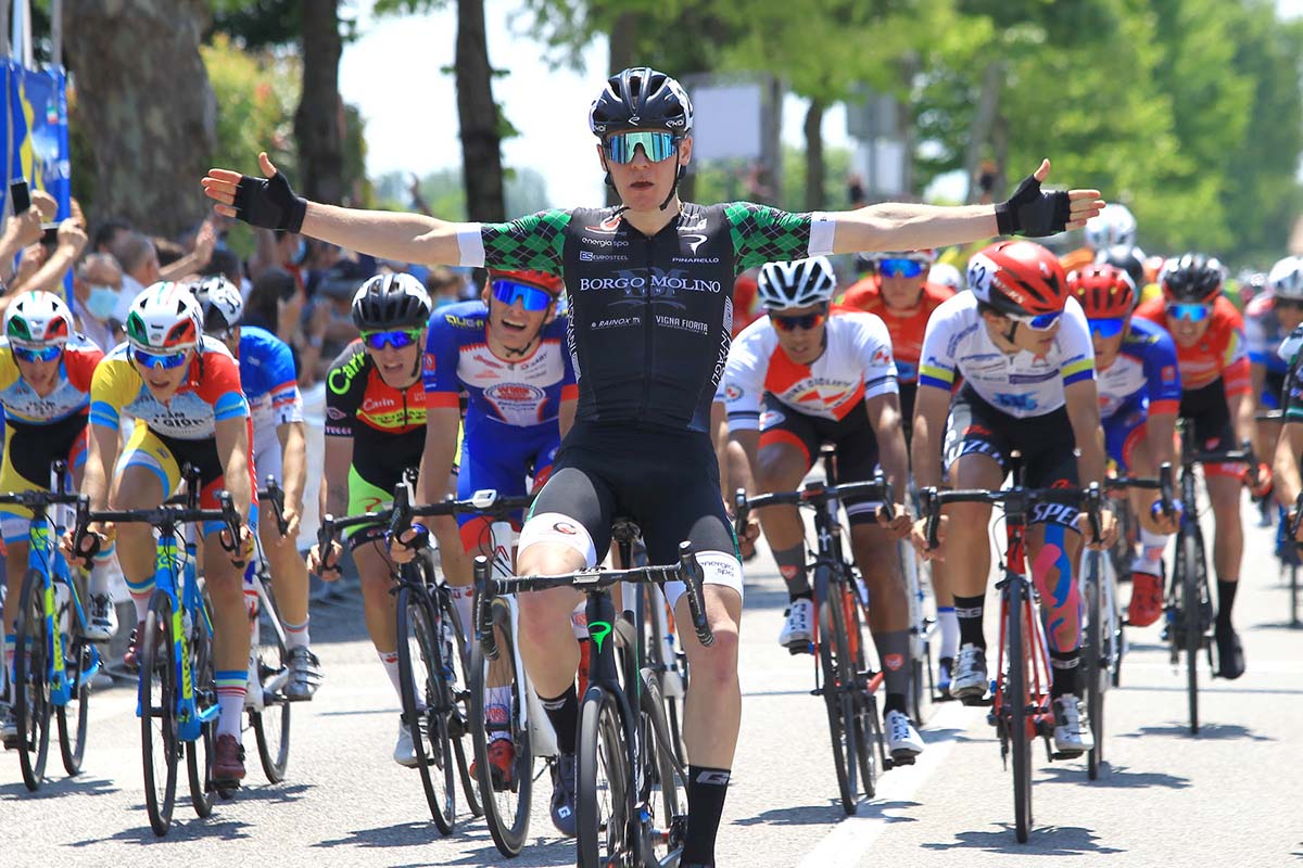 Alberto Bruttomesso vince l'ultima tappa del Giro del Friuli Juniores 2021
