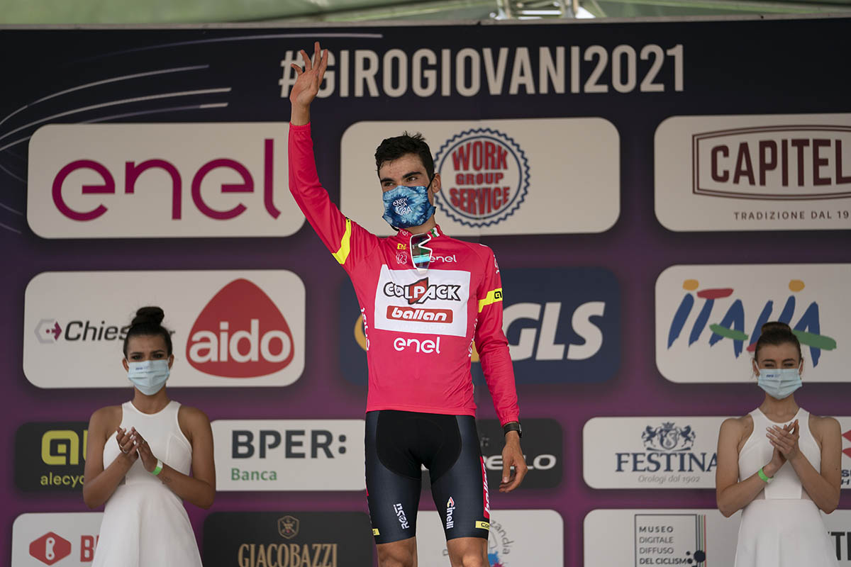 Juan Ayuso maglia rosa dopo la terza tappa del Giro d'Italia Under 23 2021 (foto Isolapress)
