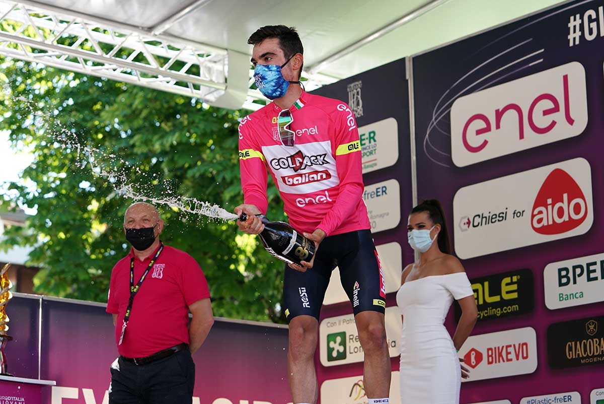 Juan Ayuso maglia rosa dopo la seconda tappa del Giro d'Italia Under 23 2021 (foto Isolapress)