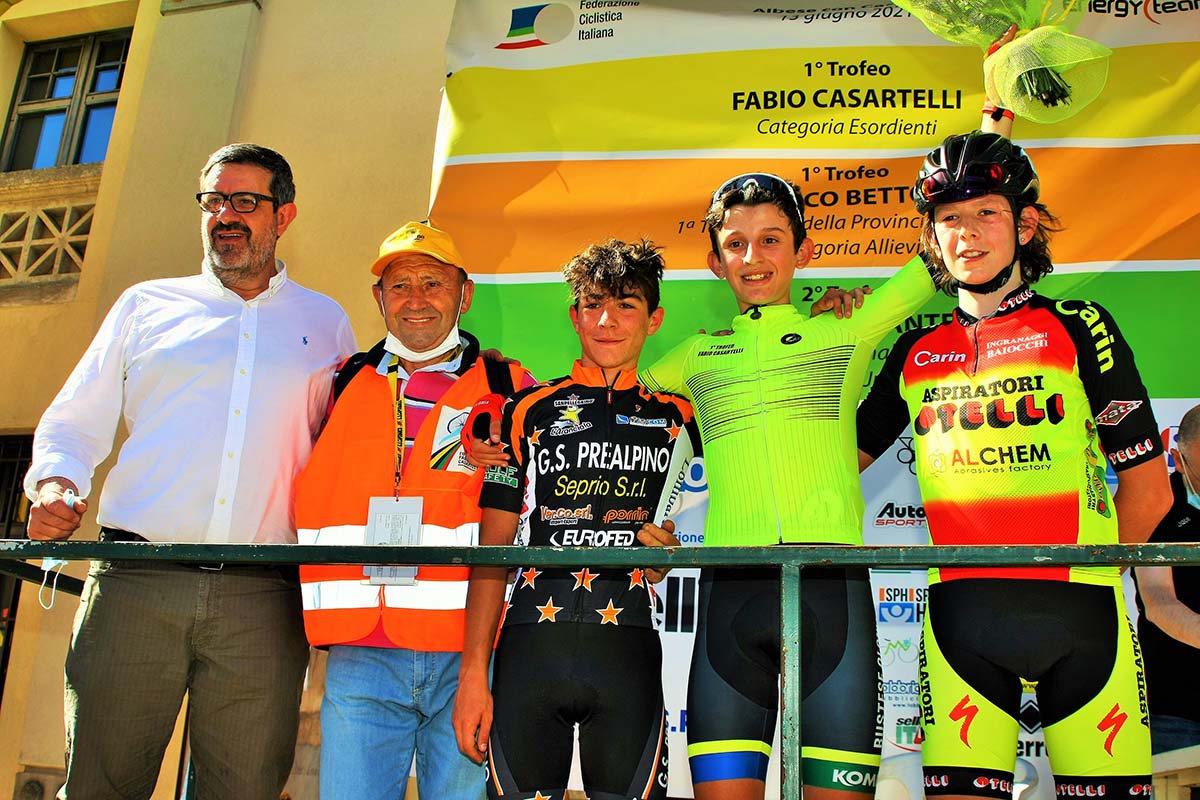 Il podio della gara Esordienti di Albese con Cassano (foto Berry)