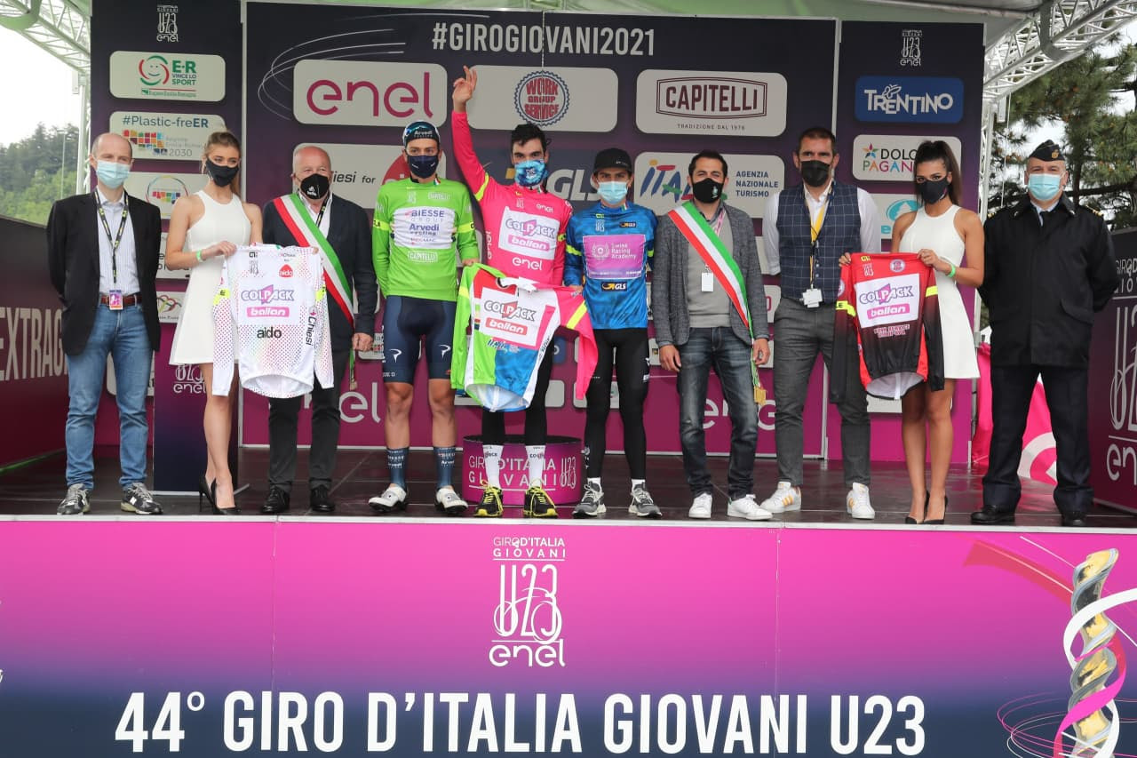 Le maglie dopo la quinta tappa del Giro d'Italia Under 23 2021 (foto Isolapress)