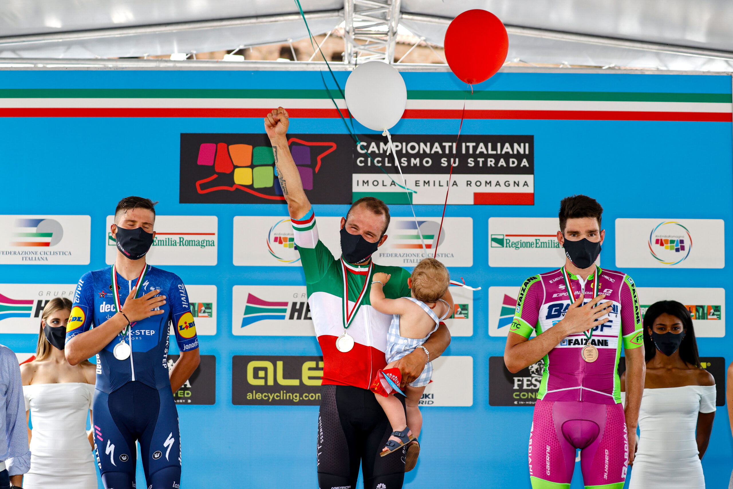 Sonny Colbrelli sul podio del Campionato Italiano strada Professionisti 2021 a Imola (foto BettiniPhoto)