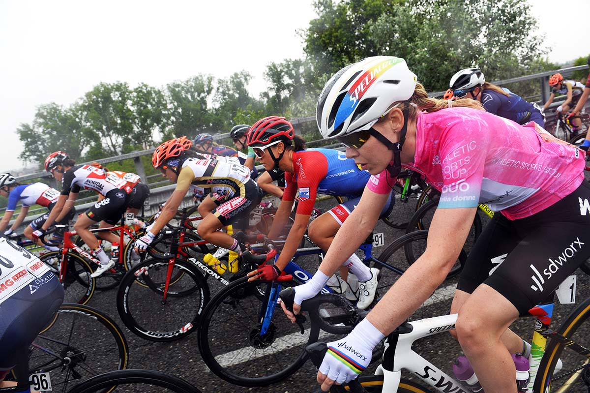 La maglia rosa Anna van der Breggen (foto BettiniPhoto)