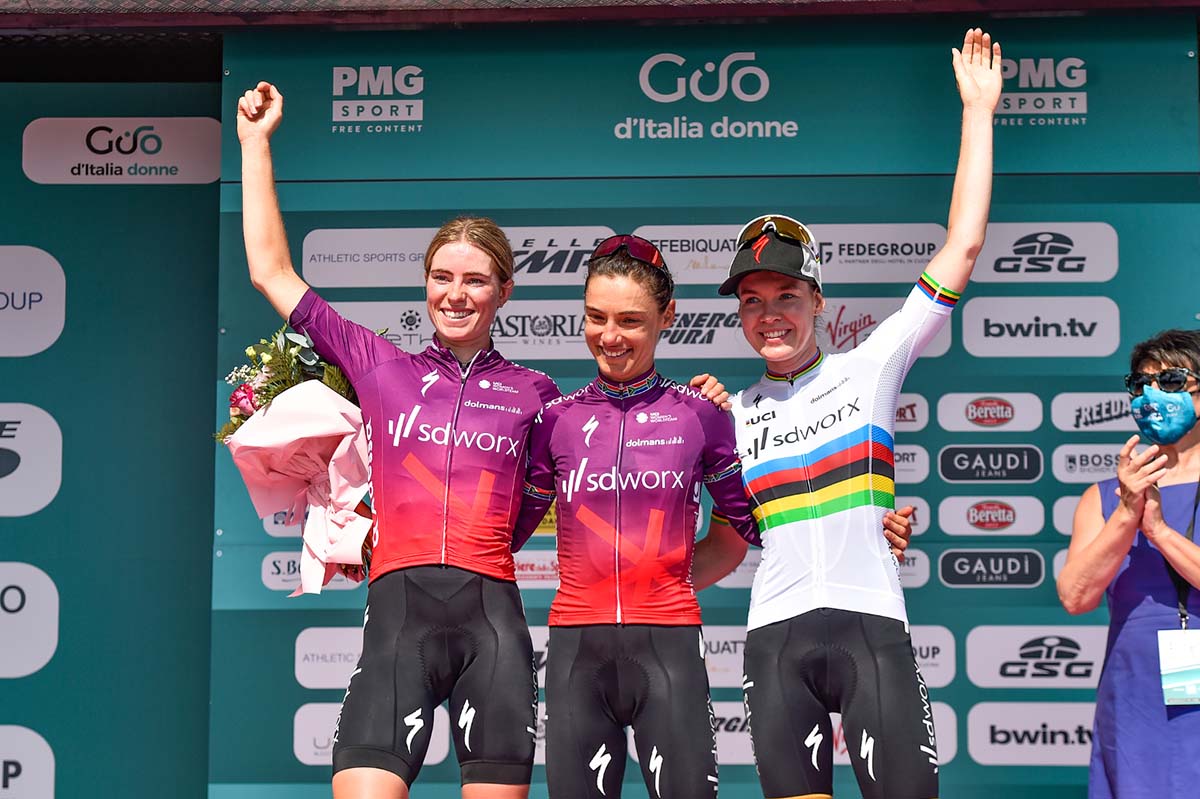 Il podio della nona tappa del Giro d'Italia Donne 2021 (foto BettiniPhoto)