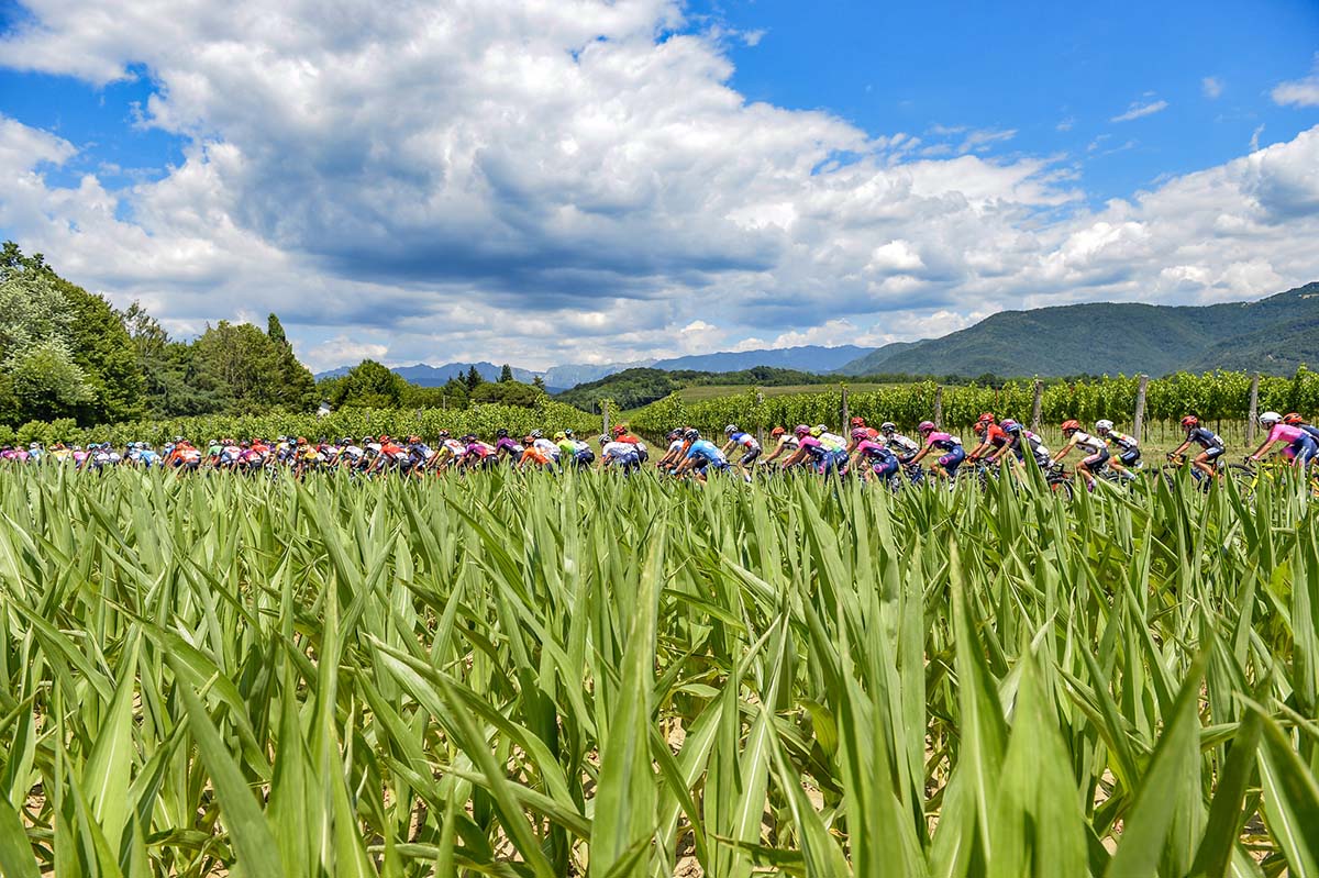 Un passaggio della nona tappa del Giro d'Italia Donne 2021 (foto BettiniPhoto)