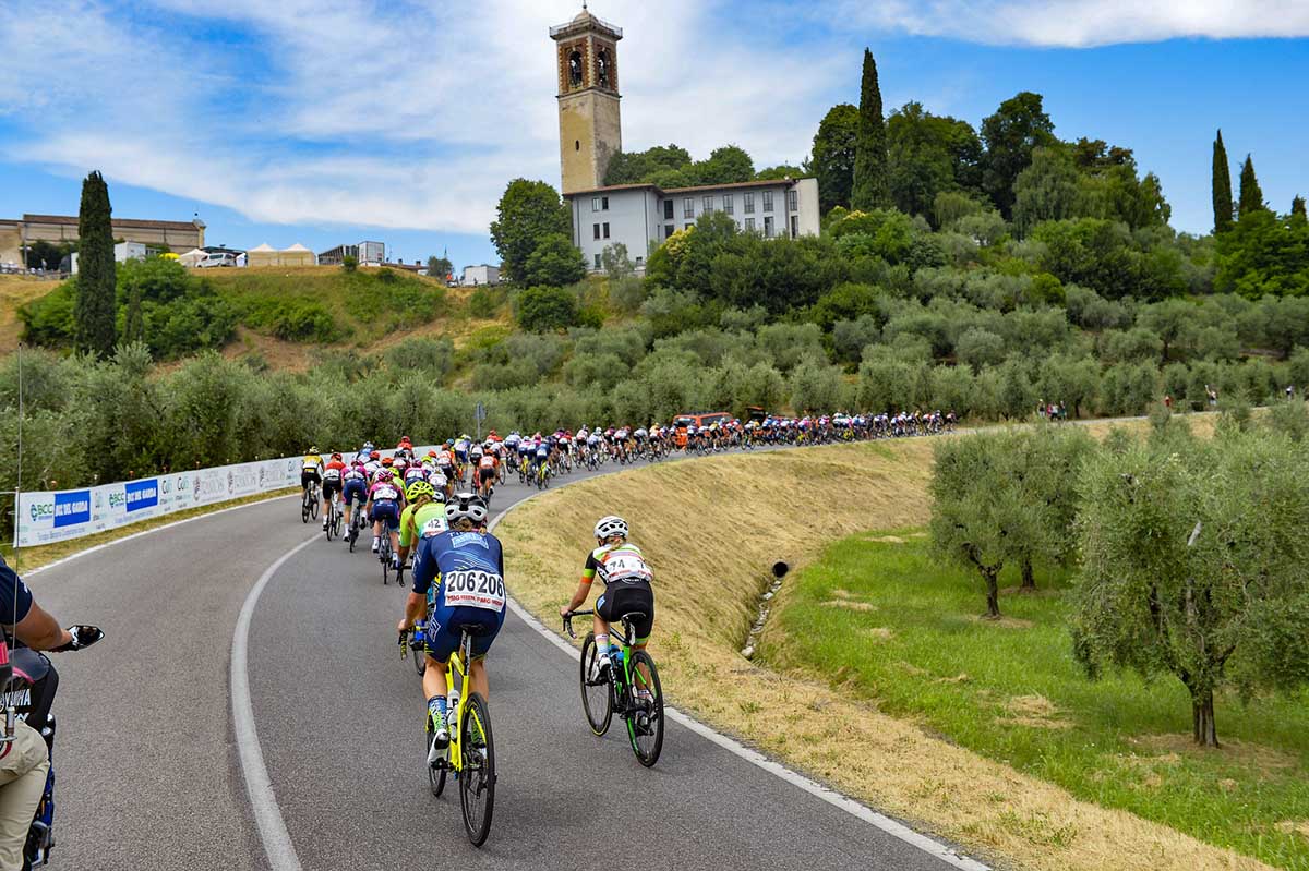 Un passaggio da Puegnago del Garda del Giro d'Italia Donne 2021 (foto BettiniPhoto)