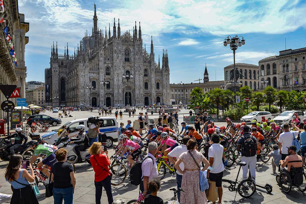 Giro d'Italia Donne 2021, passaggio del gruppo dal Duomo di Milano (foto BettiniPhoto)