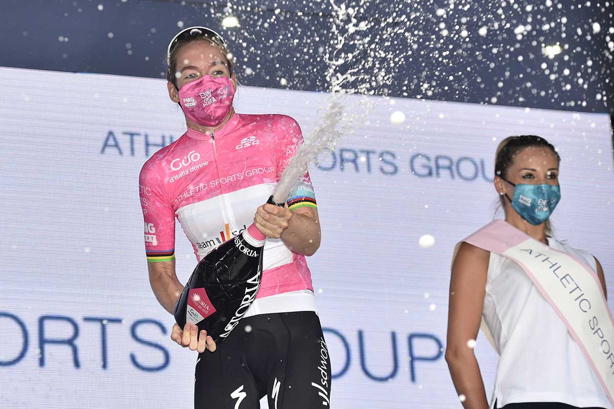 Anna Van der Breggen maglia rosa anche dopo la sesta tappa del Giro d'Italia Donne 2021 (foto BettiniPhoto)