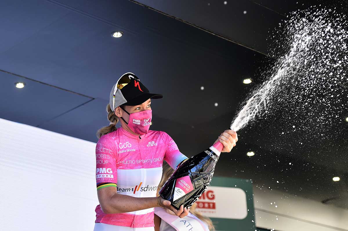 Anna Van der Breggen sempre maglia rosa al Giro d'Italia Donne 2021 (foto BettiniPhoto)