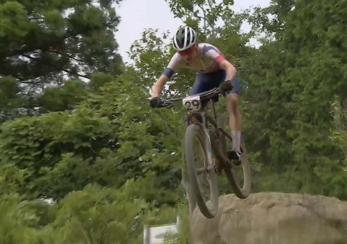 Tom Pidcock in azione all'Olimpiade di Tokyo 2020 nel cross country