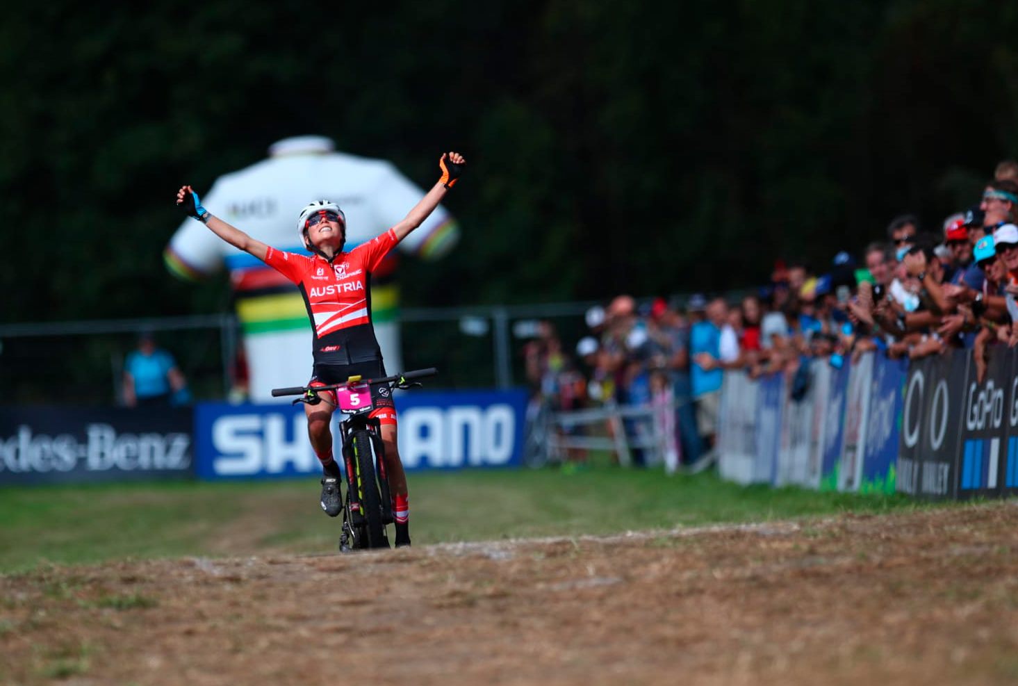 Mona Mitterwallner vince il Mondiale XCO Donne U23 in Val di Sole (foto Michele Mondini)