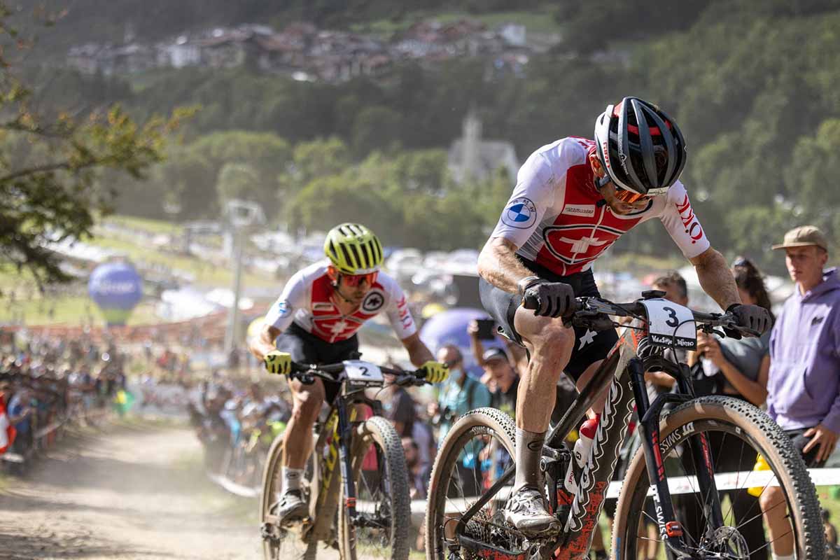 La guerra dei nervi fra Mathias Fluckiger e Nino Schurter (Credits Michele Mondini)