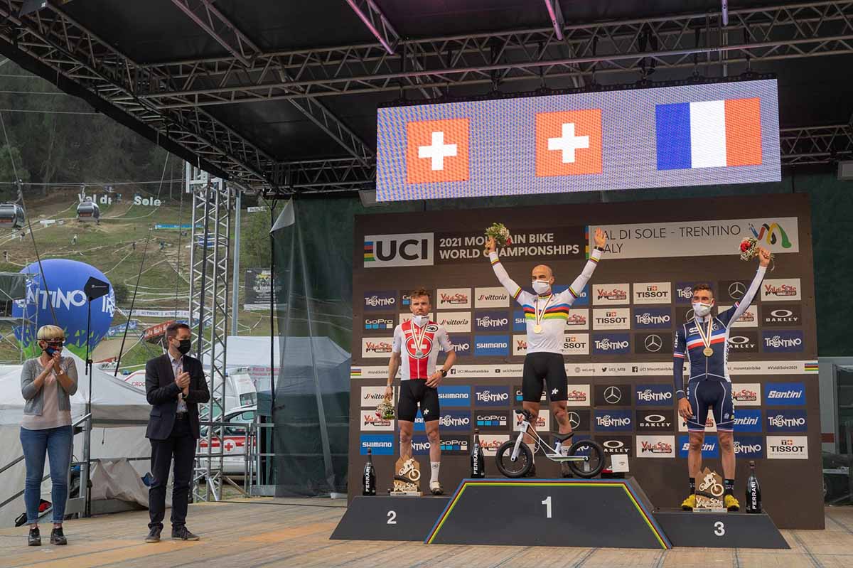 Mathias Fluckiger, Nino Schurter e Victor Koretzky sul podio del Mondiale XCO Elite (Credits Michele Mondini)