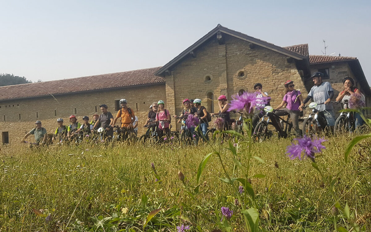 Il gruppo davanti all'ex Monastero di Santa Maria in Valmarina