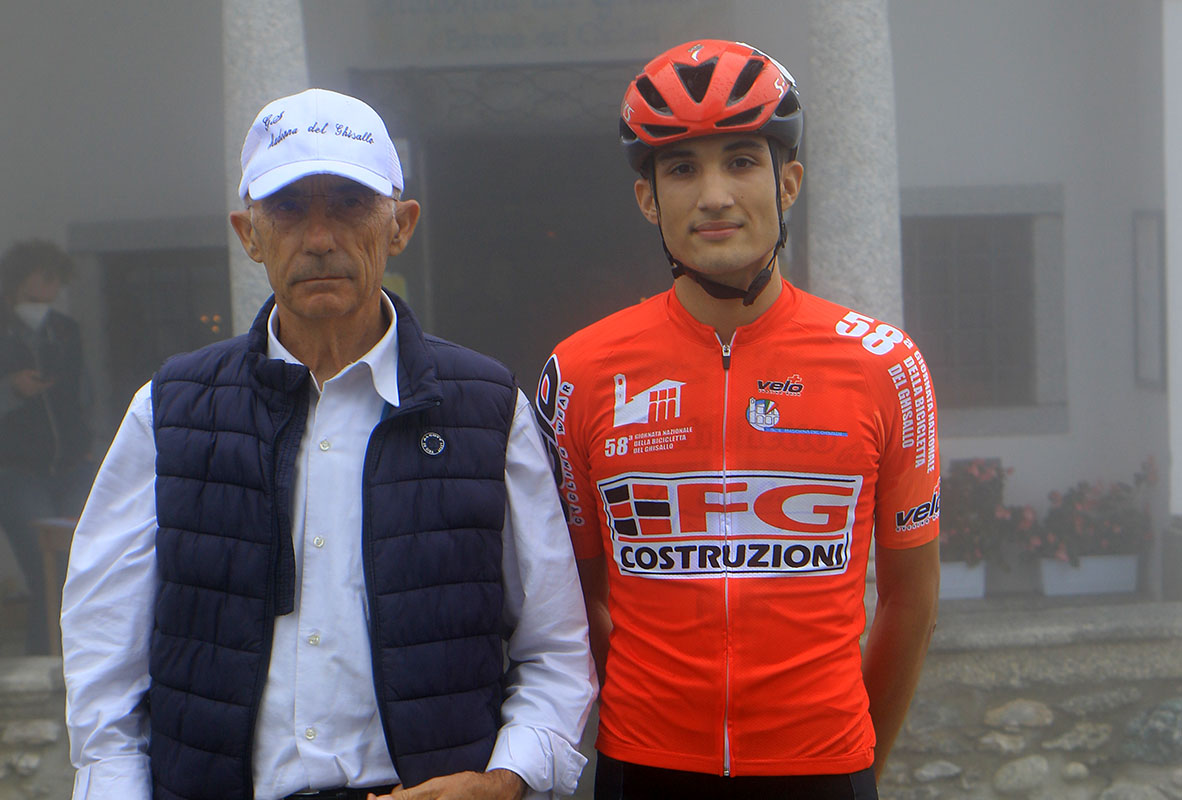 Juan David Sierra in posa davanti al santuario del Ghisallo (foto Ghilardi)