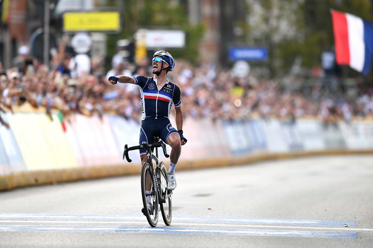 Julian Alaphilippe vince ancora il Mondiale a Fiandre 2021 (foto Getty Images)