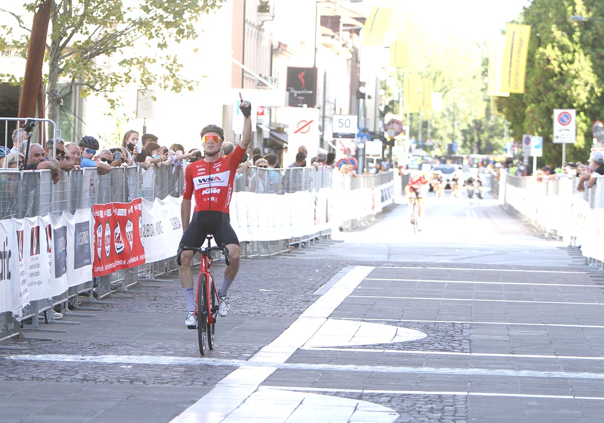 Daniel Auer vince l'ultima tappa del Giro della Regione Friuli Venezia Giulia a Pordenone (foto Bolgan)