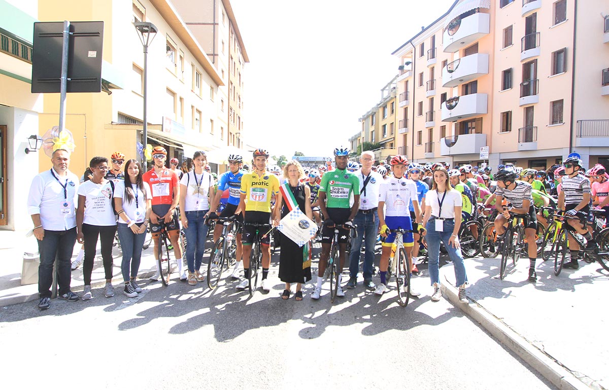 La partenza della seconda tappa del Giro della Regione Friuli Venezia Giulia a Piancavallo (foto Bolgan)