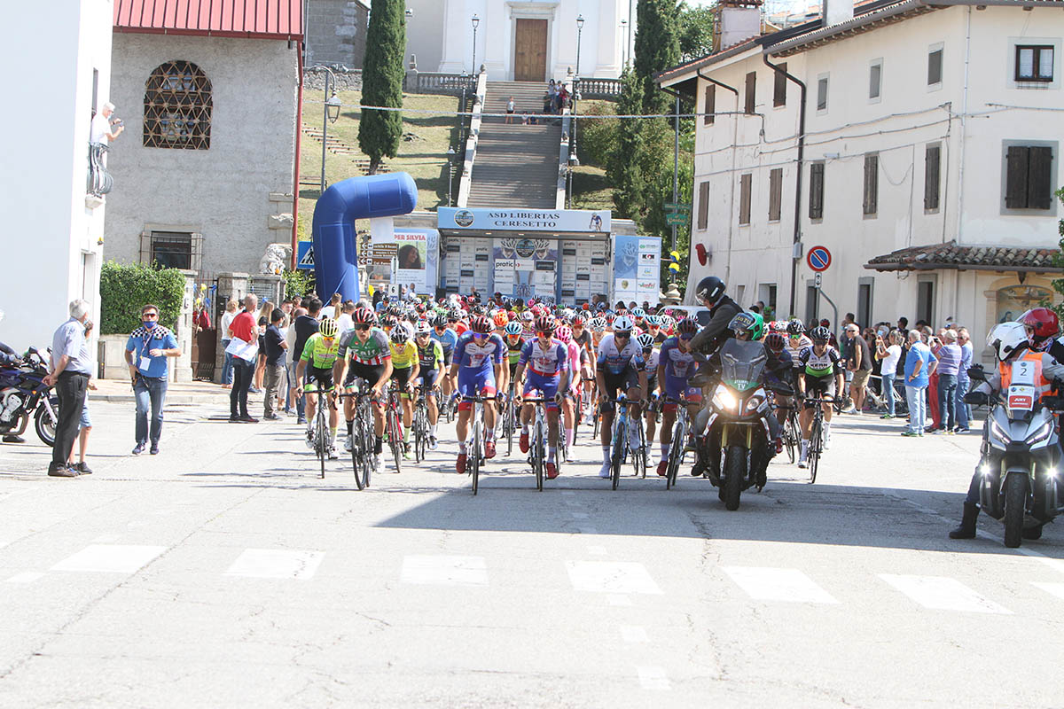 La partenza della prima tappa del Giro della Regione Friuli Venezia Giulia 2021 da Rive d'Arcano (foto Bolgan)