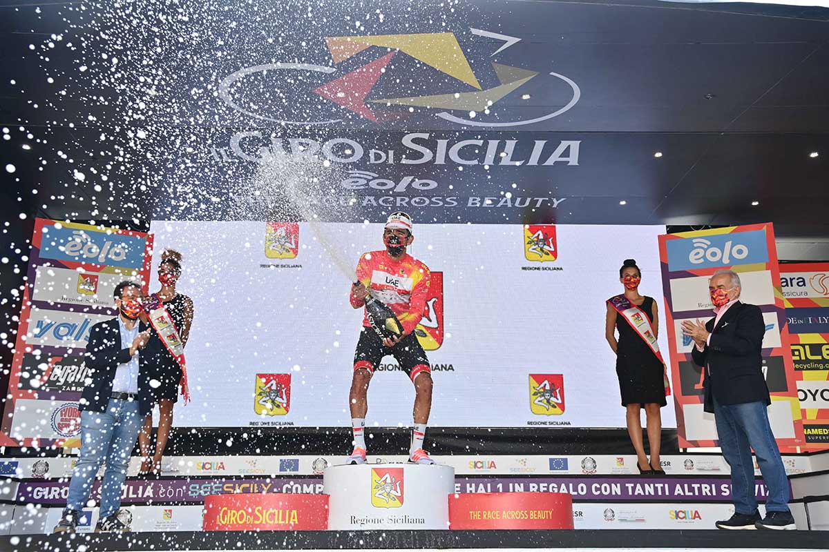 Juan Sebastian Molano festeggia la vittoria nella prima tappa del Giro di Sicilia e la maglia da leader (foto LaPresse)