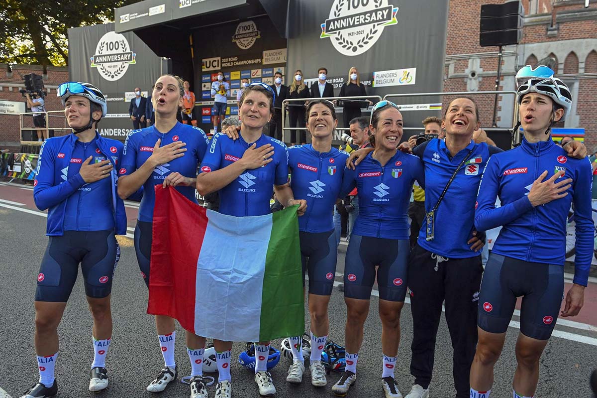 Festa delle azzurre per la vittoria di Elisa Balsamo al Mondiale Donne Elite a Fiandre 2021 (foto BettiniPhoto)