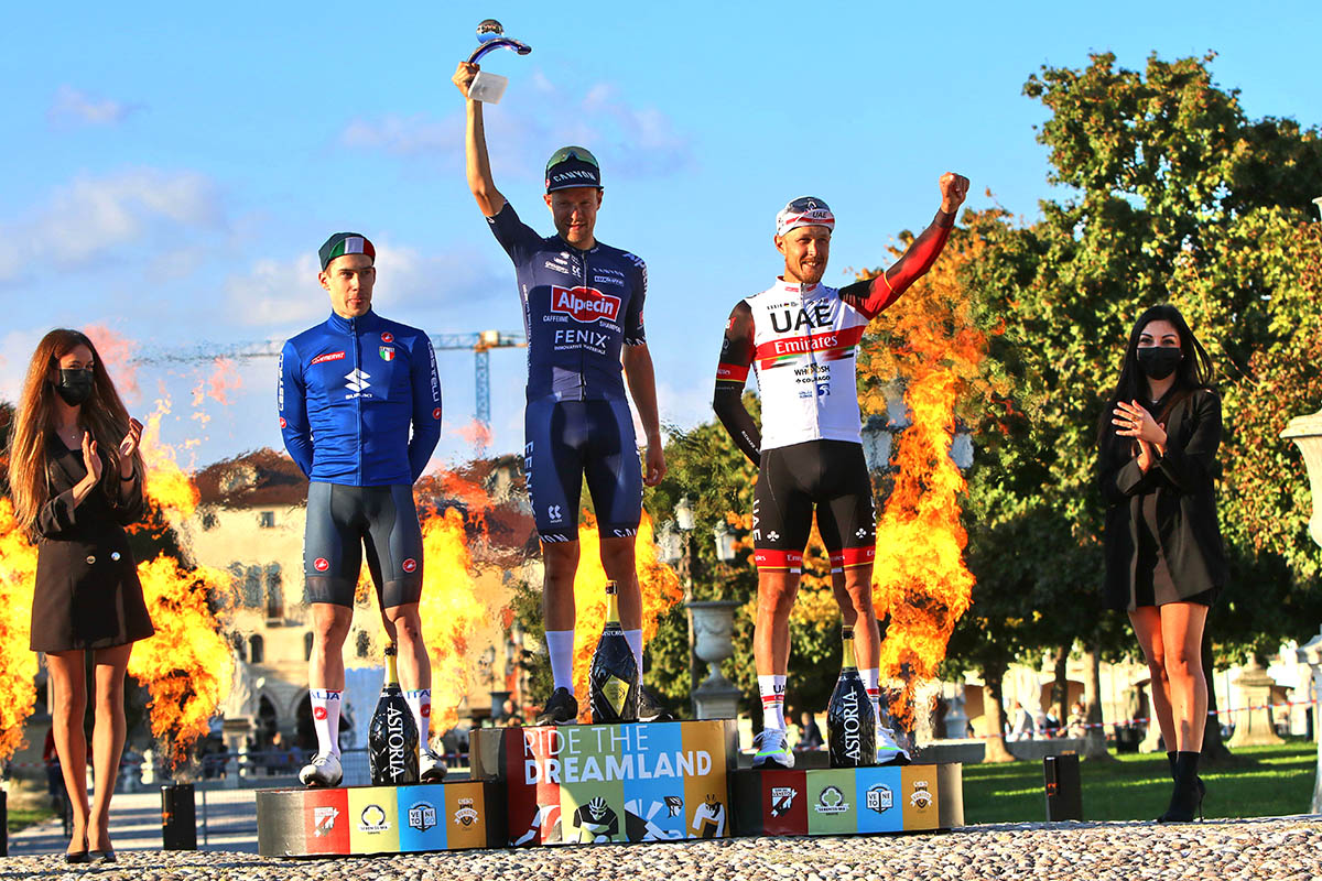 Il podio del Giro del Veneto 2021 (foto Photobicicailotto)