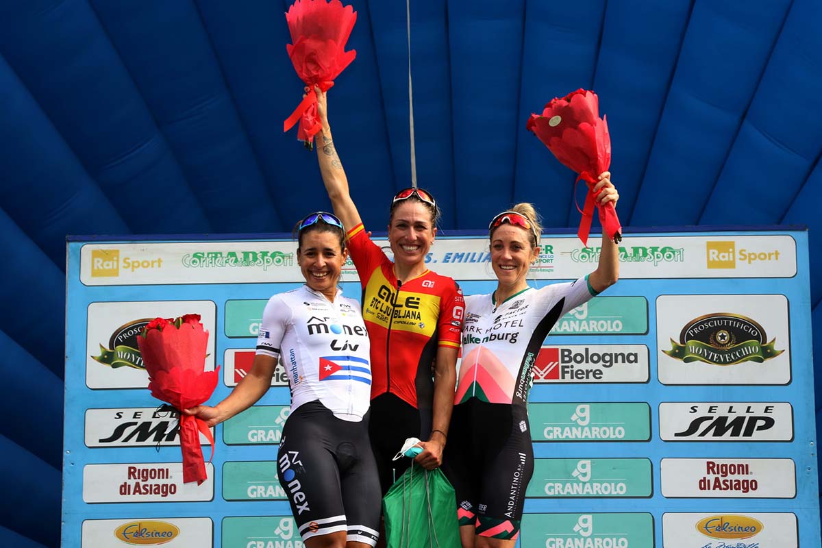 Il podio del Giro dell'Emilia Donne Elite 2021 (foto Photobicicailotto)