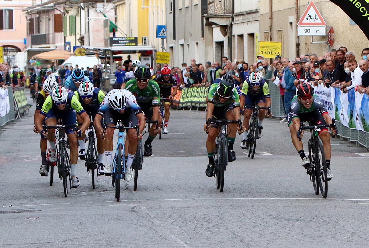 La volata del Gp Calvatone 2021 vinta da Davide Persico (foto Photobicicailotto)