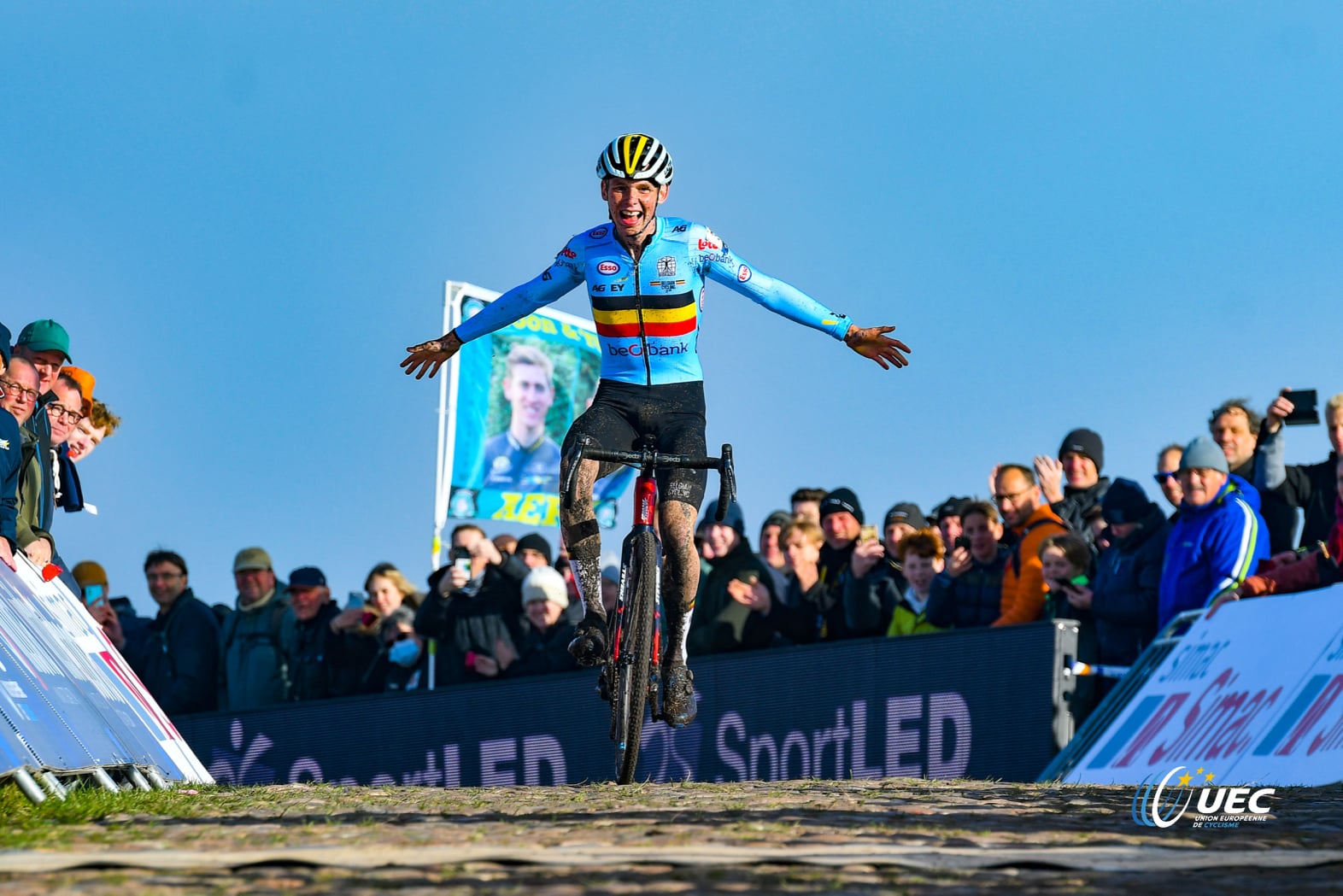 Aaron Dockx vince il Campionato Europeo ciclocross Juniores 2021 a Col du Vam (foto UEC/BettiniPhoto)