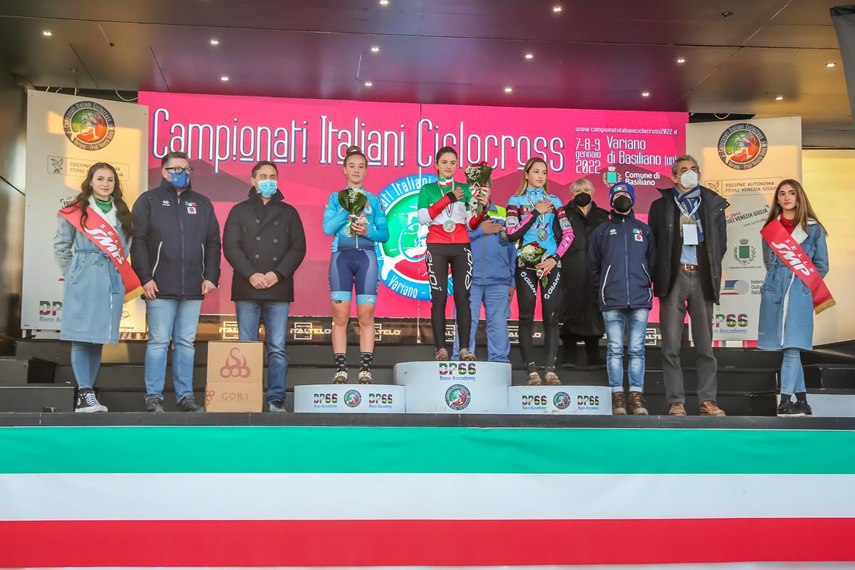 Podio del Campionato Italiano Ciclocross Donne Allieve 1° anno a Variano vinto da Elisa Ferri